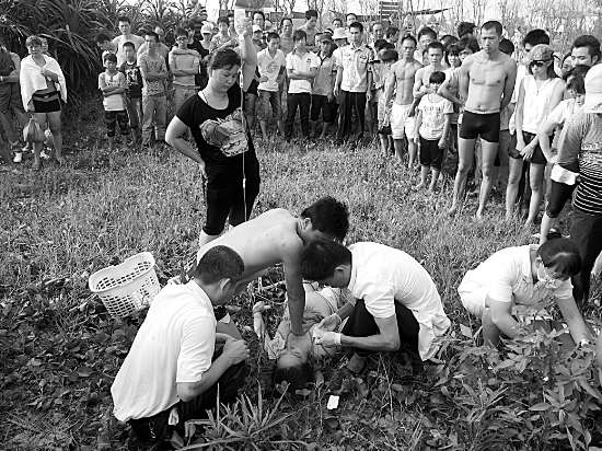 ��������2�r(sh��)�S�������Sĳ����ɂ�(g��)Ů����婽��^��ɽ����߅��Ӿ�������Ů�������˾�����СŮ�������ϰ�����һŮ���Sĳ�����(j��ng)���tԺ���ȟo(w��)Ч�������D���t��(w��)�ˆT�ں�����Ů���M(j��n)�Г����� һ�� �z